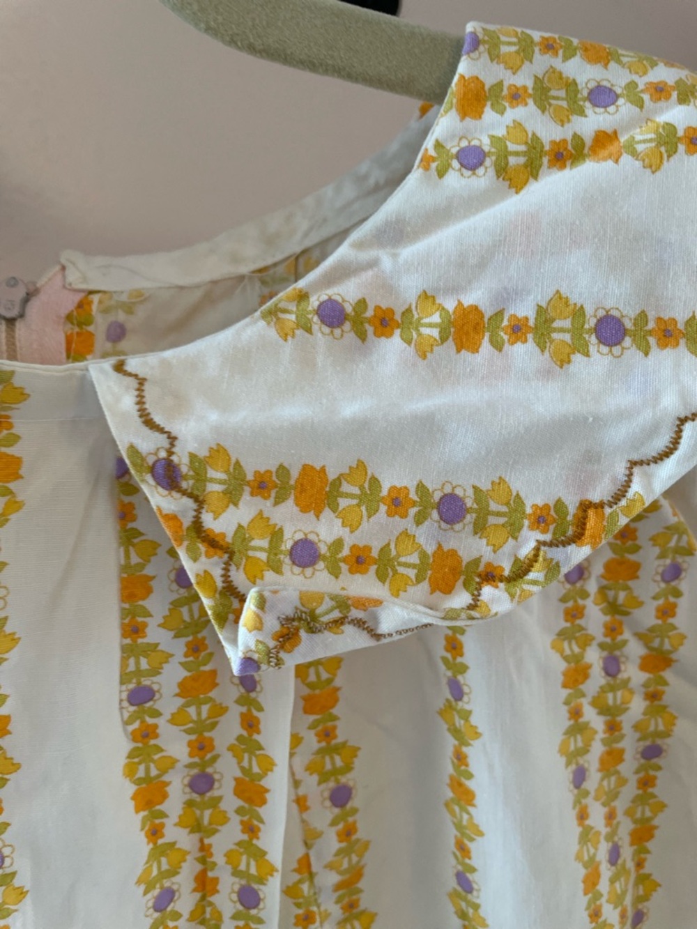 White Vintage Cotton Dress with Yellow Floral Stripes and Peter Pan Collar L